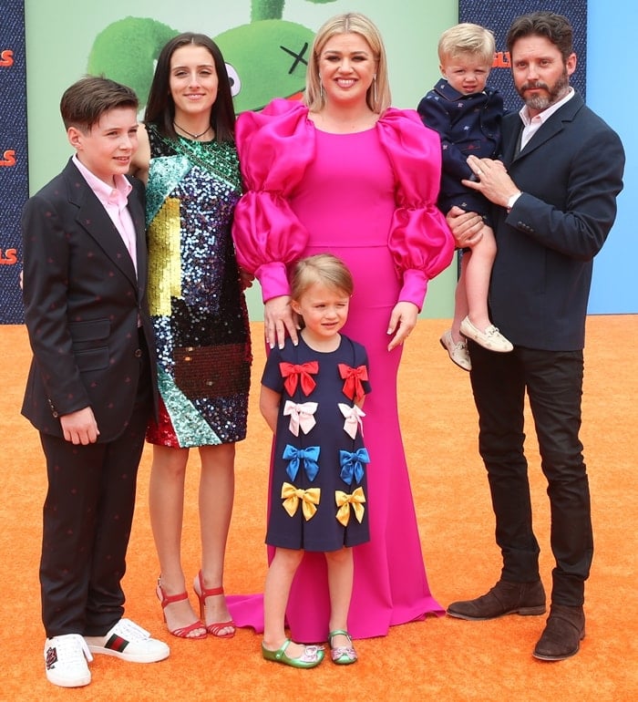 Seth Blackstock posing with his father, Brandon Blackstock, his stepmom Kelly Clarkson, and his brothers and sisters