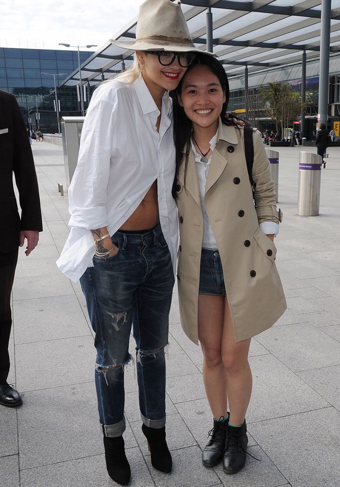 A visibly fatigued Rita Ora did not hesitate to stop for her fans at the Heathrow Airport