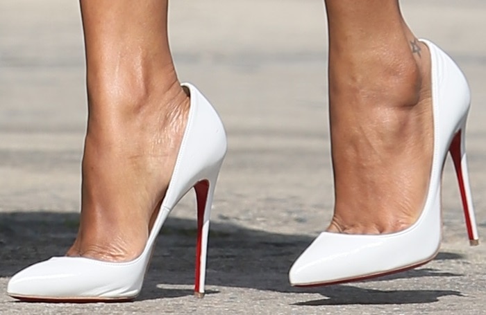 Zoe Saldana reveals toe cleavage in Christian Louboutin shoes