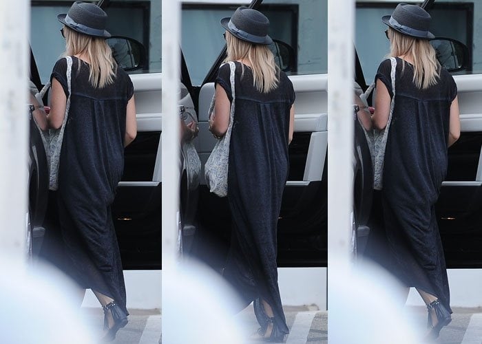 Ashley Tisdale completed her look with a gray hat and a paisley print sling bag