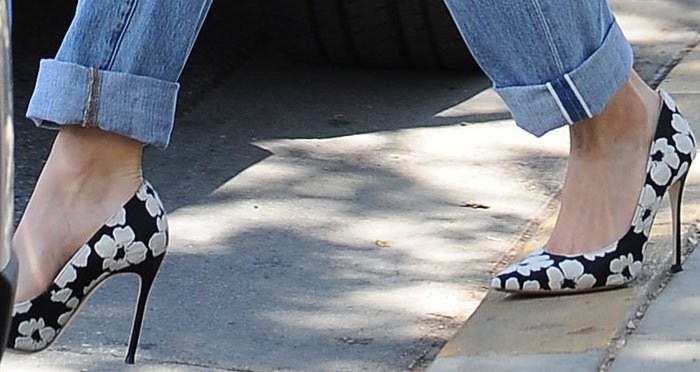 Emmy Rossum cuffed her jeans to spotlight her Carolina Herrera floral pumps, which feature a striking black-and-white print and elegant stiletto heels