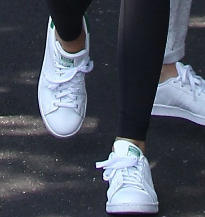 Kendall Jenner opted for a classic pair of Adidas Originals Sam Smith sneakers during her casual stroll