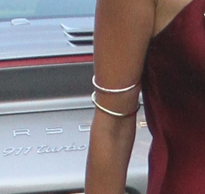Nicole Richie effortlessly elevates her look by styling the House of Harlow 1960 gold bangle as a chic arm band
