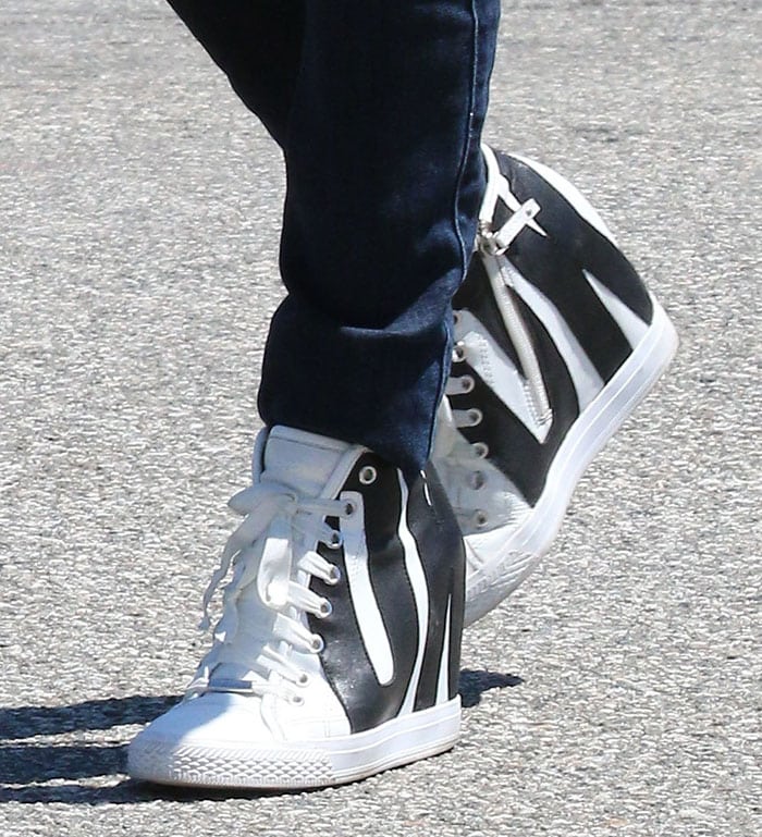 Rose McGowan rocks white DKNY high-top leather sneakers