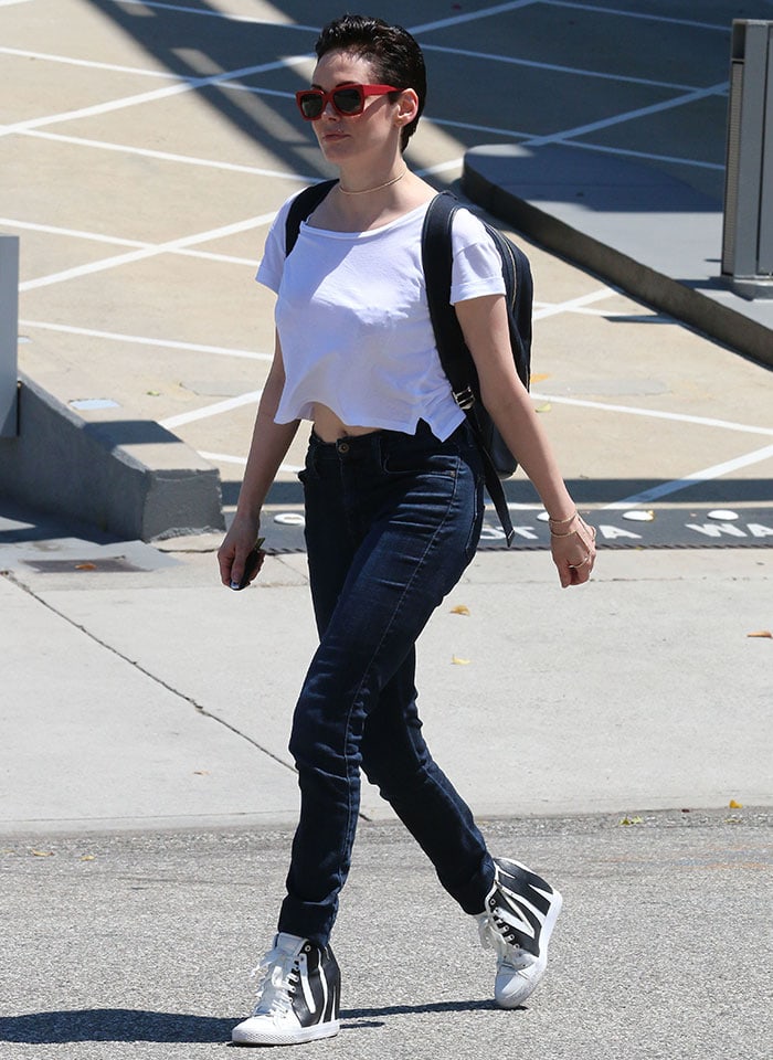 Rose McGowan paired her white tee with mid-rise skinny jeans