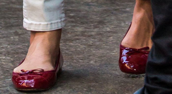 Uma Thurman's bright red patent ballet flats