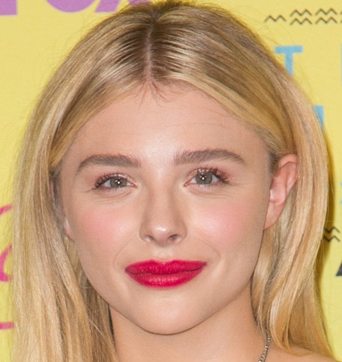 Chloë Grace Moretz rocked a serious red lip while attending the 2015 Teen Choice Awards