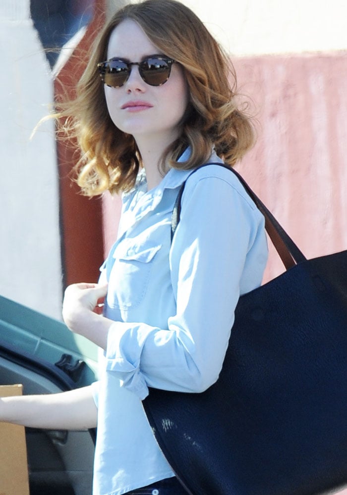 Actress Emma Stone carries a black tote on the set of "La La Land"