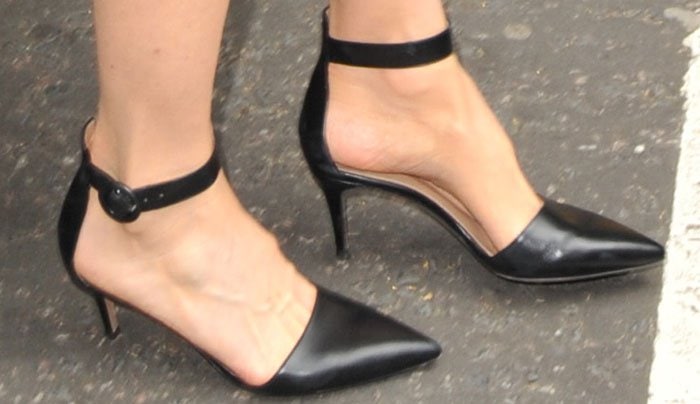 Nicole Kidman's feet in Gianvito Rossi kitten-heel, ankle-strap pumps