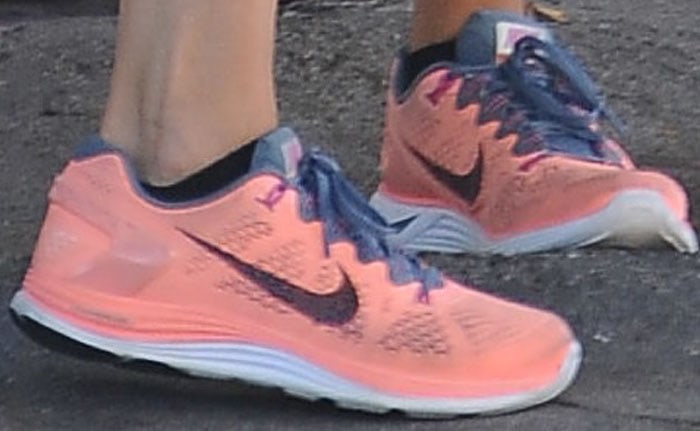 Rosie Huntington-Whiteley incorporates a colorful pair of Nike running shoes into her gym ensemble