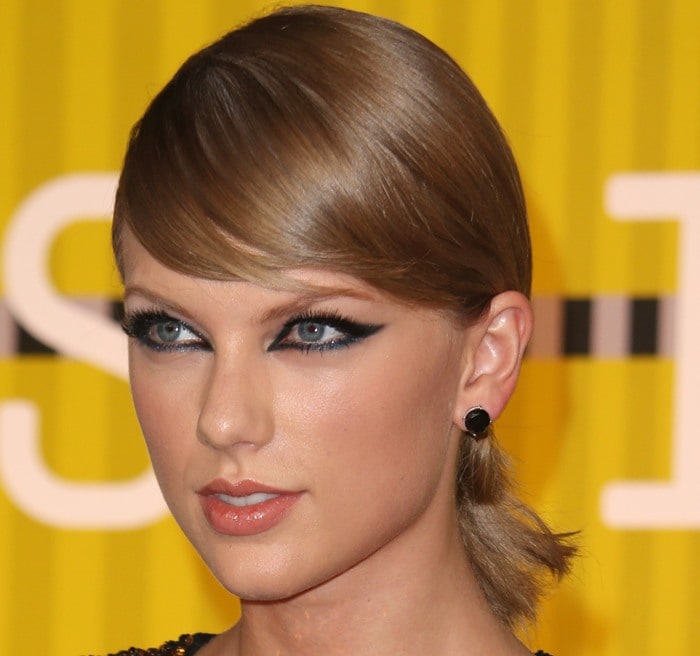 Taylor Swift wears her blonde hair back at the 2015 MTV Video Music Awards