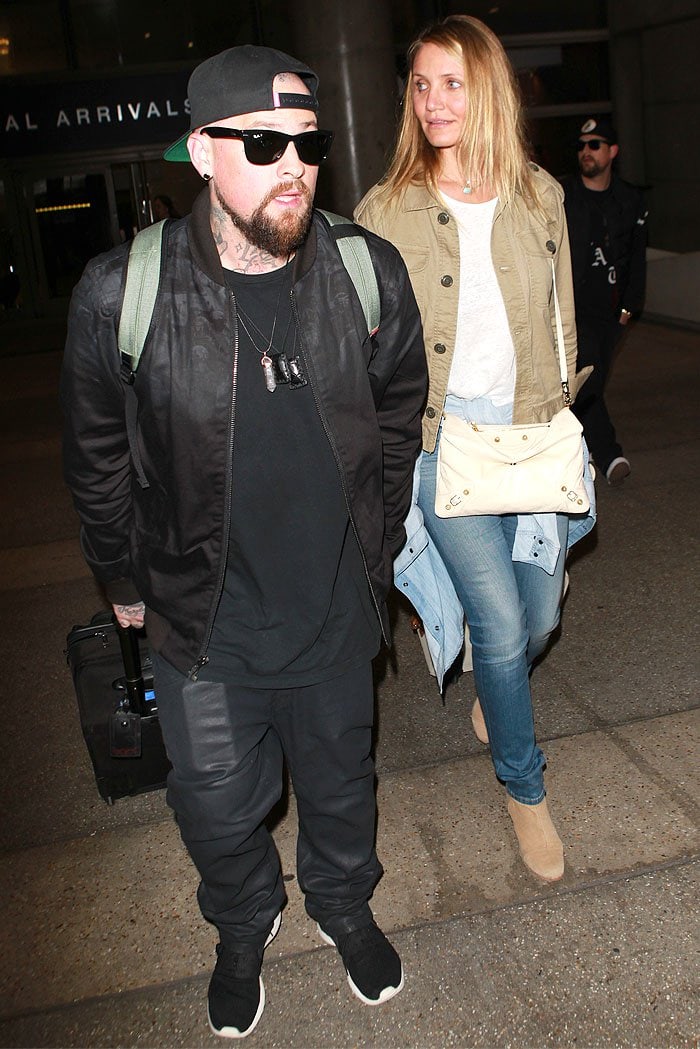 Benji Madden shielding Cameron Diaz by putting himself between her and the paparazzi