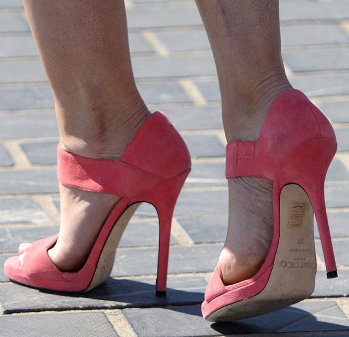 Emily Blunt displays her feet in pink suede "Lee" sandals in size 37