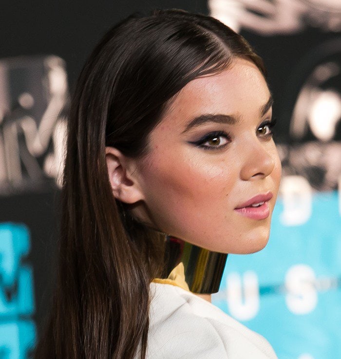 Hailee Steinfeld's Jennifer Fisher neck cuff