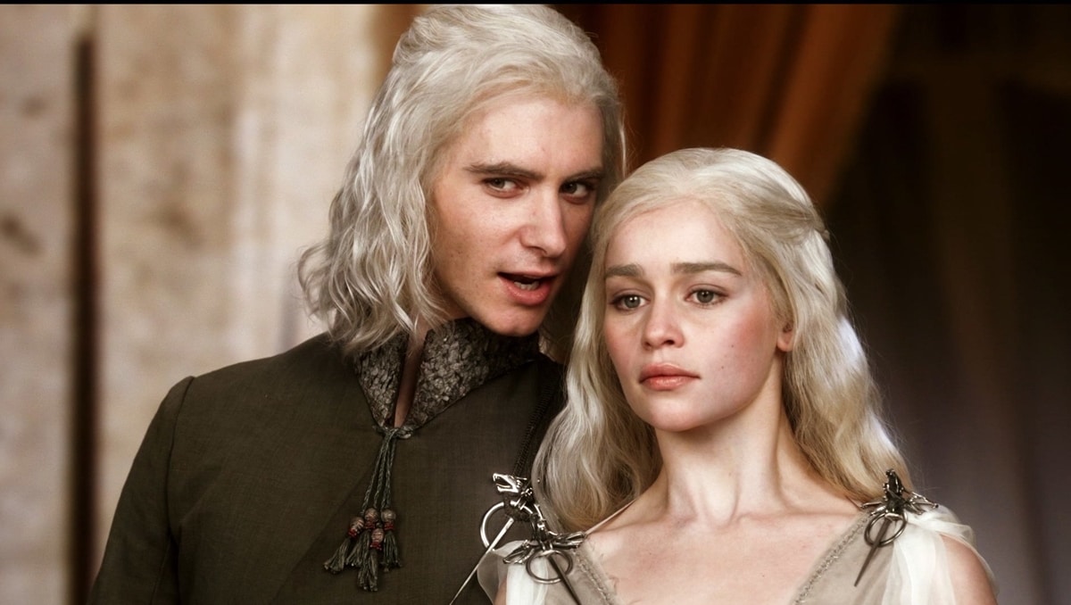 Harry Lloyd as Viserys Targaryen and Emilia Clarke as Daenerys Targaryen in Game of Thrones