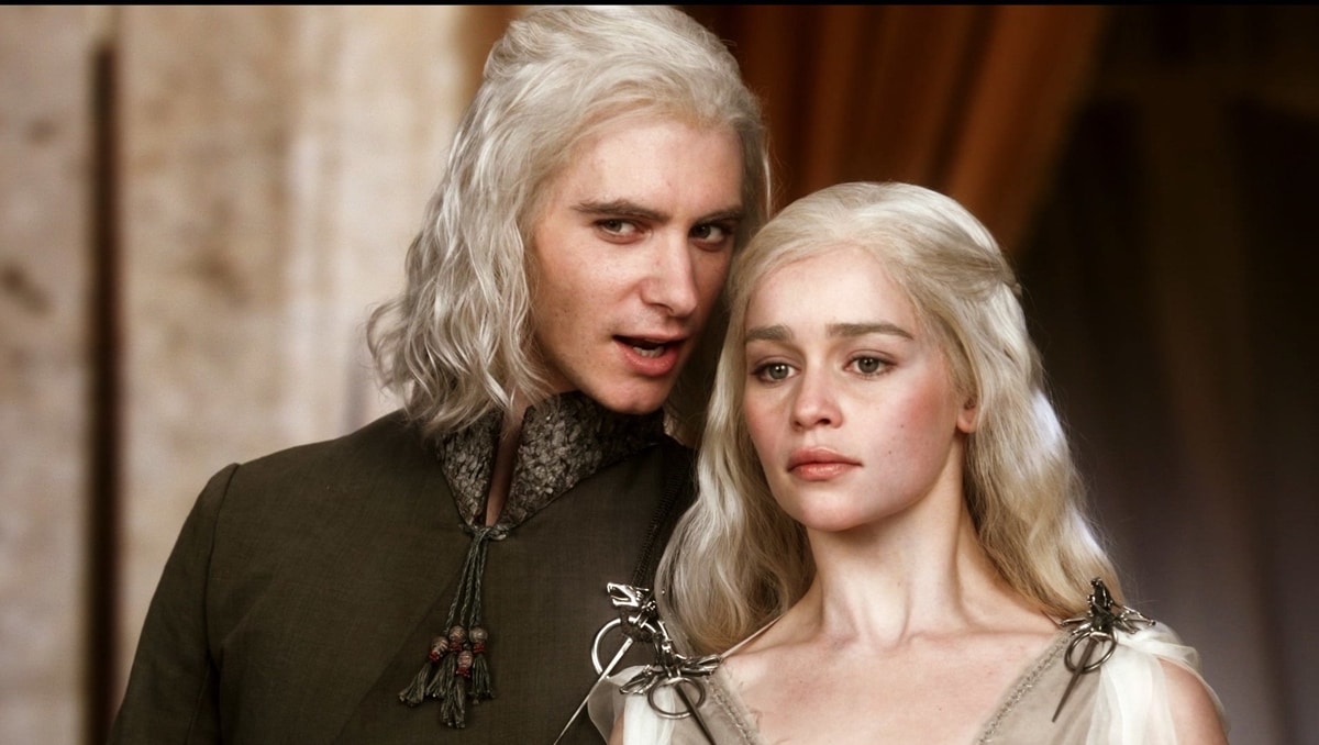 Harry Lloyd as Viserys Targaryen and Emilia Clarke as Daenerys Targaryen in Game of Thrones