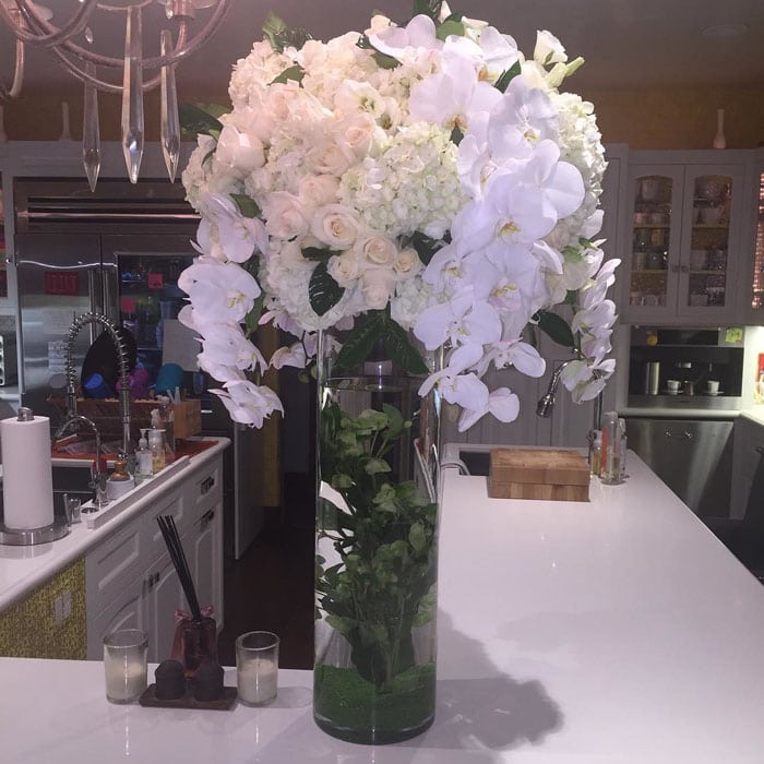 Jessica Alba uploads a photo of the apology bouquet from Kylie Jenner captioned, "Wow! Came home to the most beautiful flower tree I've ever 👀! Thank you @kyliejenner you are a sweetheart!! So thoughtful."