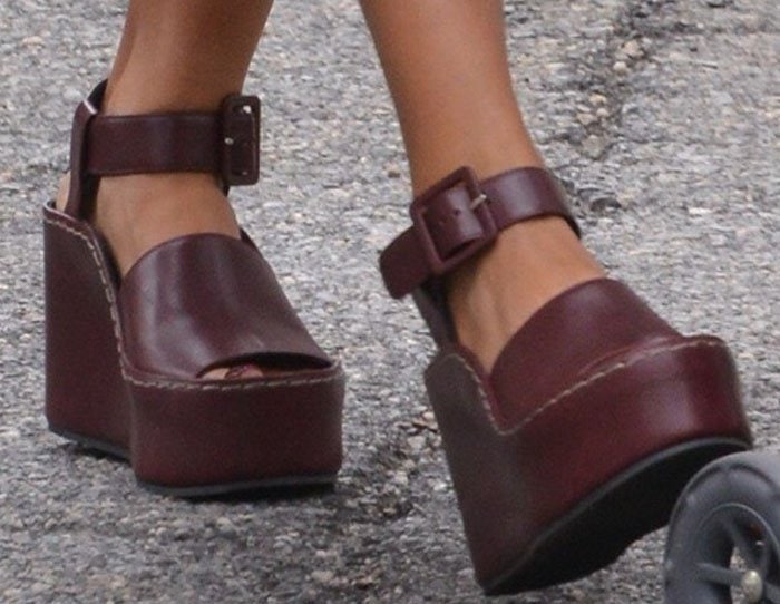 Jessica Alba wears a pair of Chloé wedge sandals as she takes a stroll through New York