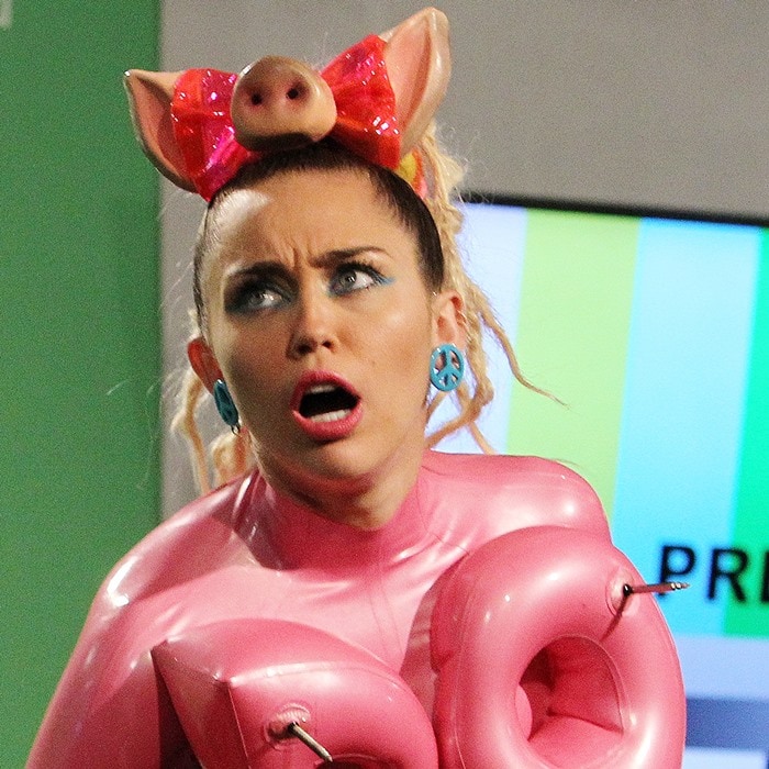 Miley Cyrus goofs around with a pig snout hair bow in the press room at the 2015 MTV Video Music Awards