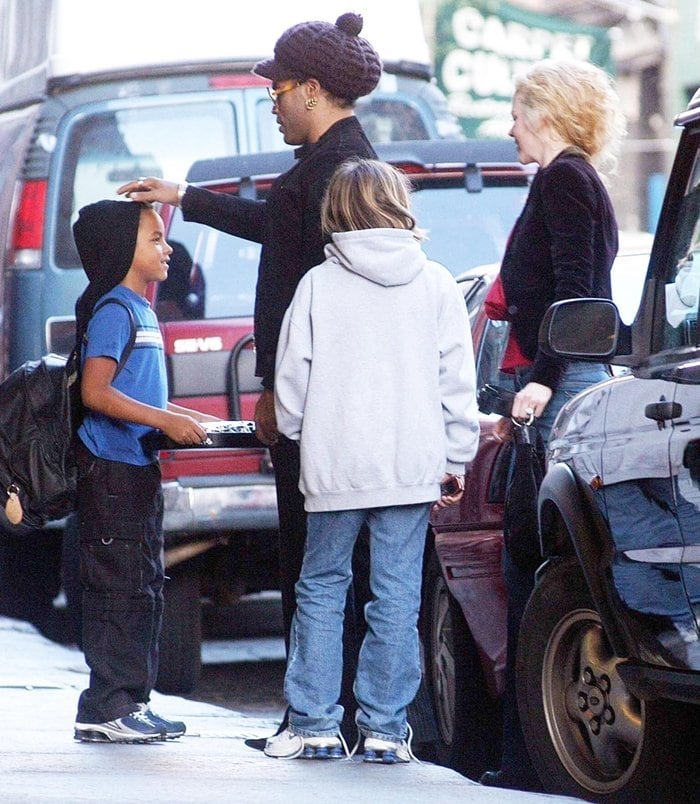 Nicole Kidman and Lenny Kravitz being greeted by Nicole's children in Soho