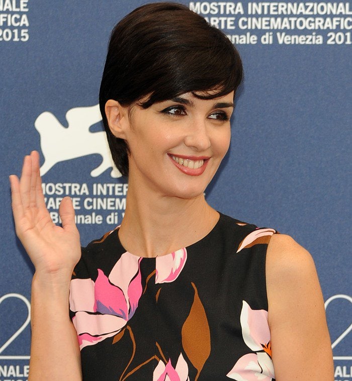 Paz Vega's dress features a bold, graphic floral design with large pink, white, and brown blooms set against a black background