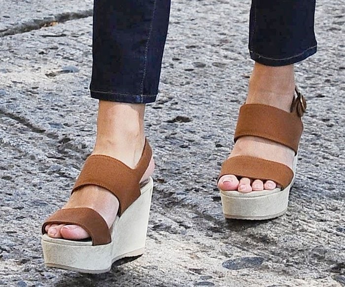 Reese Witherspoon showed off her feet in wedge sandals