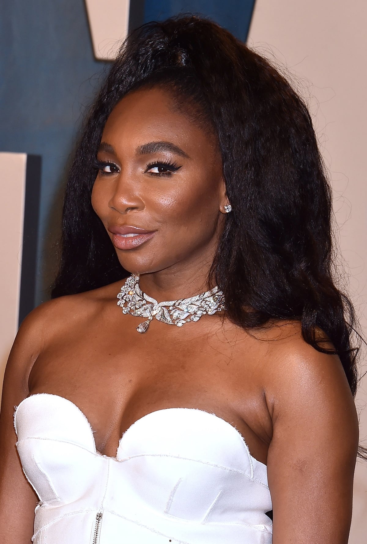 Venus Williams shows off her necklace comprised of over 77 carats of diamonds and mother-of-pearl elements