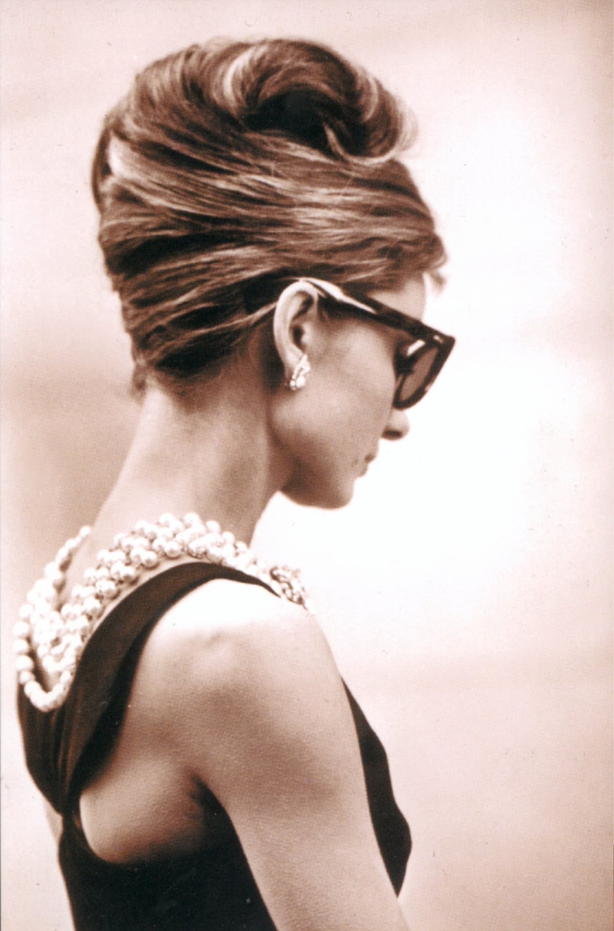 Audrey Hepburn as Holly Golightly wears a backdrop necklace in the 1961 American romantic comedy film Breakfast at Tiffany's