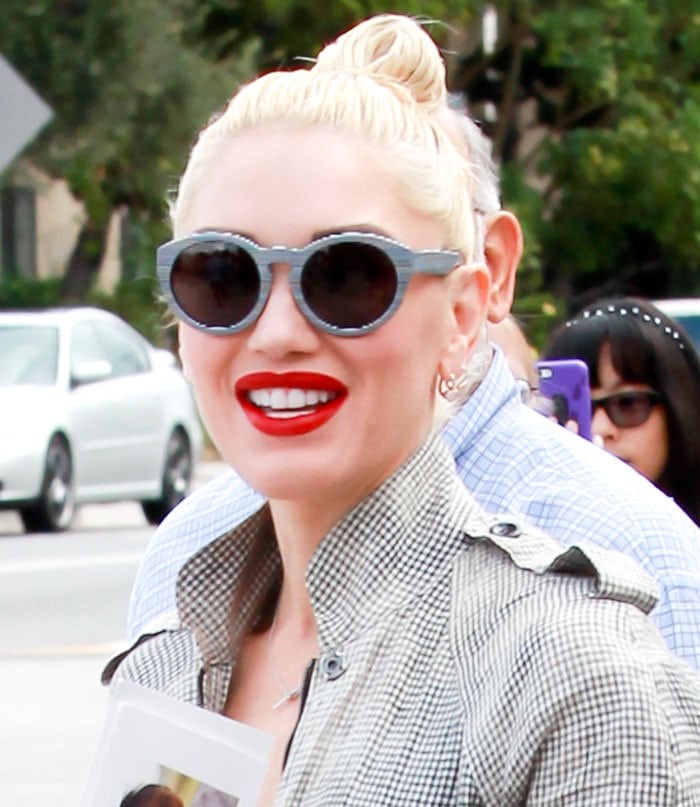 Gwen Stefani shows off her blonde hair and her oversized sunglasses