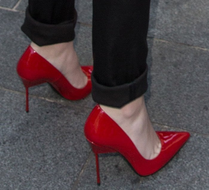 Hailee Steinfeld's killer red “Britton” pumps by Kurt Geiger