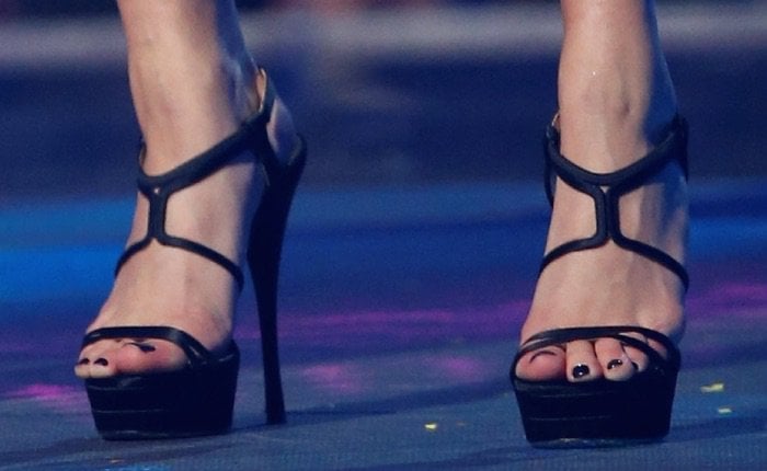 Hailey Baldwin displayed her pedicured toes at the 2015 EMAs