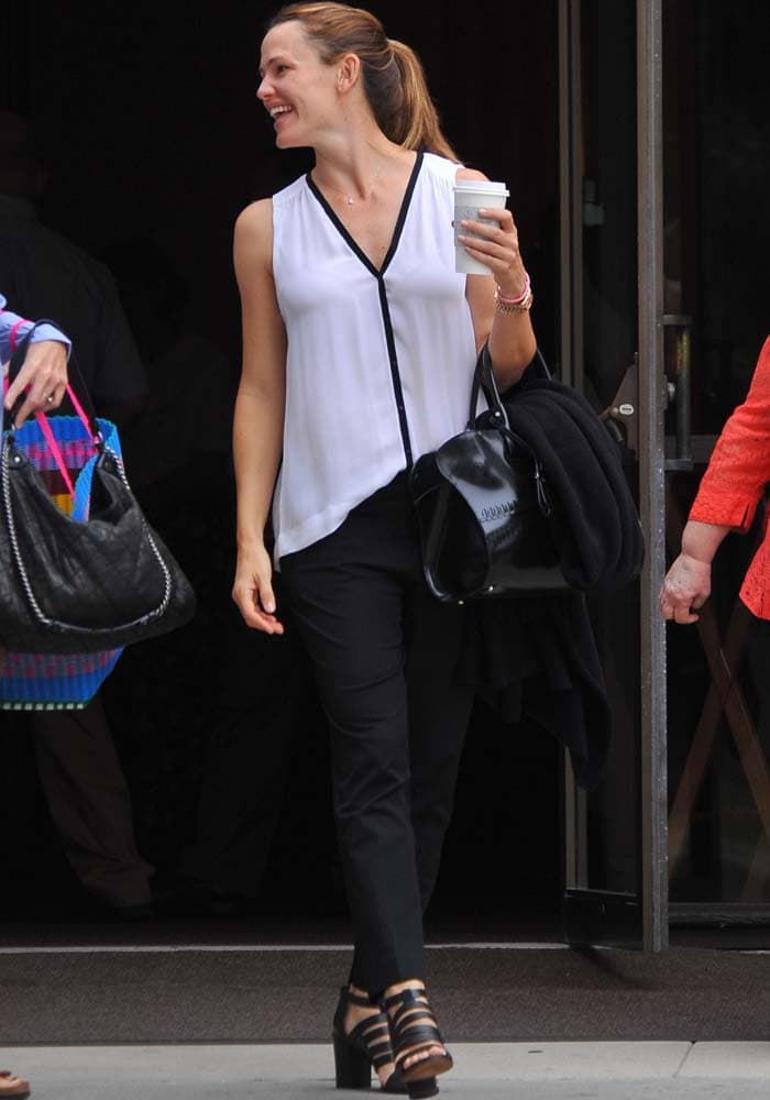 Jennifer Garner leaves church in Brentwood on October 25, 2015