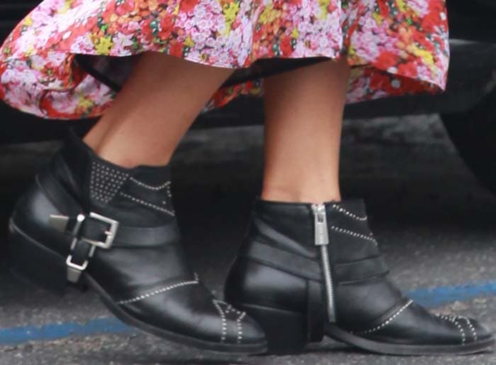 Jessica Alba wears a pair of Anine Bing booties on her feet