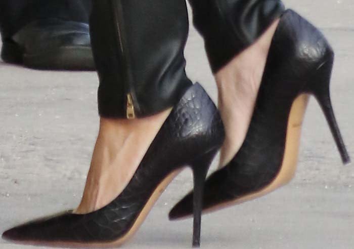 Kirsten Dunst wears a pair of black leather heels from Salvatore Ferragamo on her feet