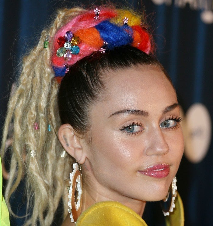 Miley Cyrus wore earrings featuring 30mm white and yellow acrylic daisies and crystal Swarovski stones