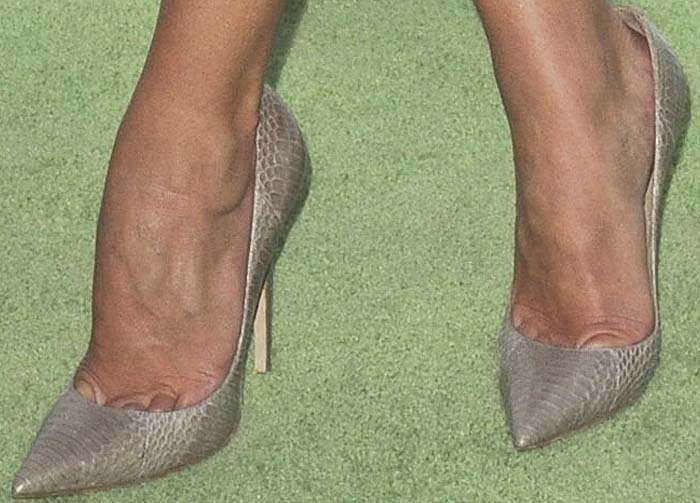 Rosie Huntington-Whitely reveals toe cleavage in Jimmy Choo heels