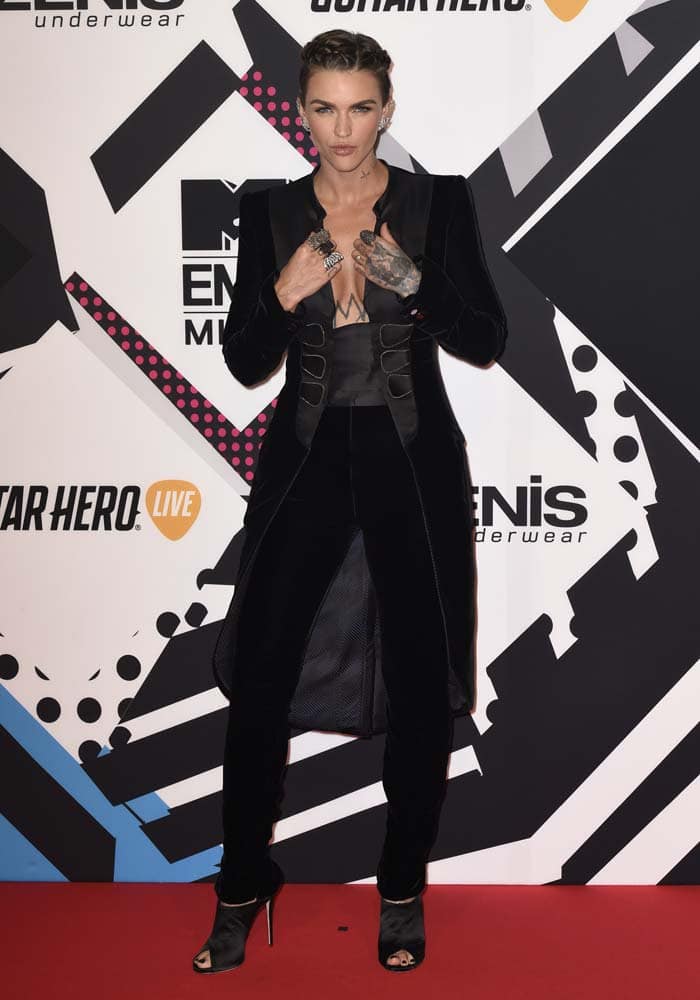 Ruby Rose shows off her hand and neck tattoos on the red carpet