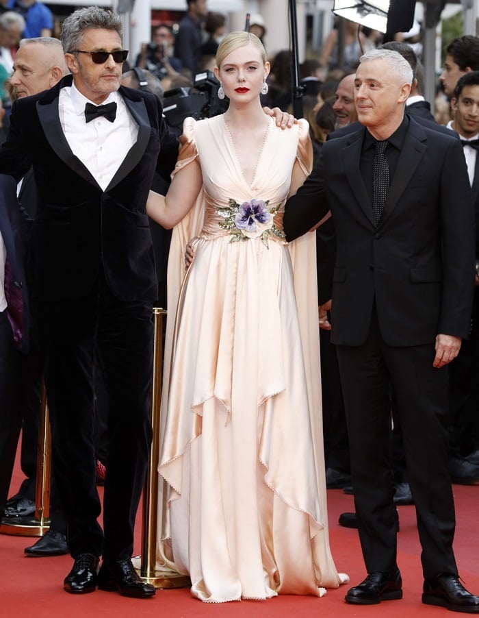 Elle Fanning com os membros do júri Kelly Reichardt e Pawel Pawlikowski