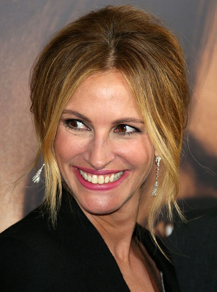 Julia Roberts shows off her diamond drop earrings