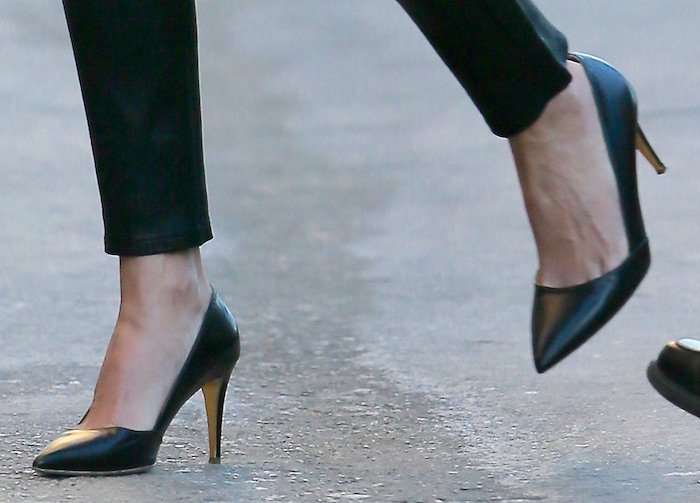Julia Roberts' feet in black leather pumps
