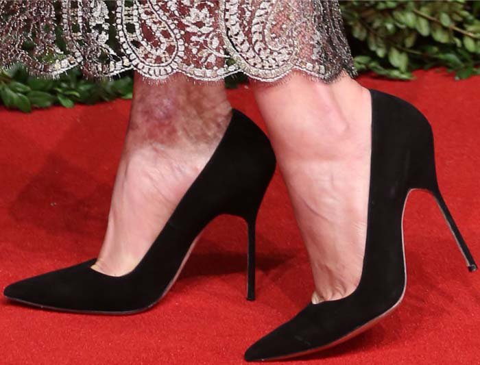 Karlie Kloss's feet in black Tucciosam pumps from Manolo Blahnik