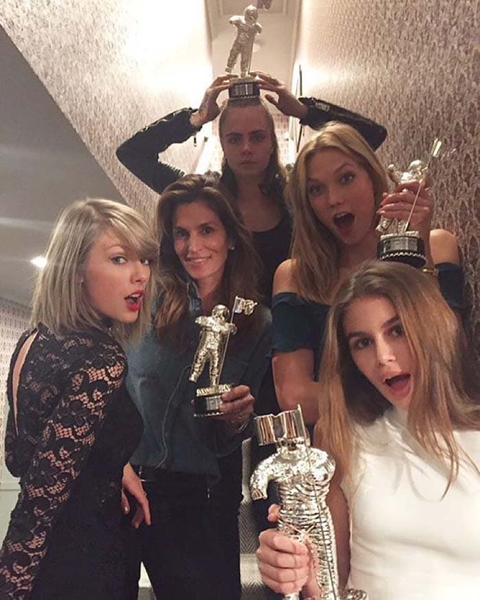 Taylor Swift shares her VMA 2015 Moonman with the girls of Bad Blood