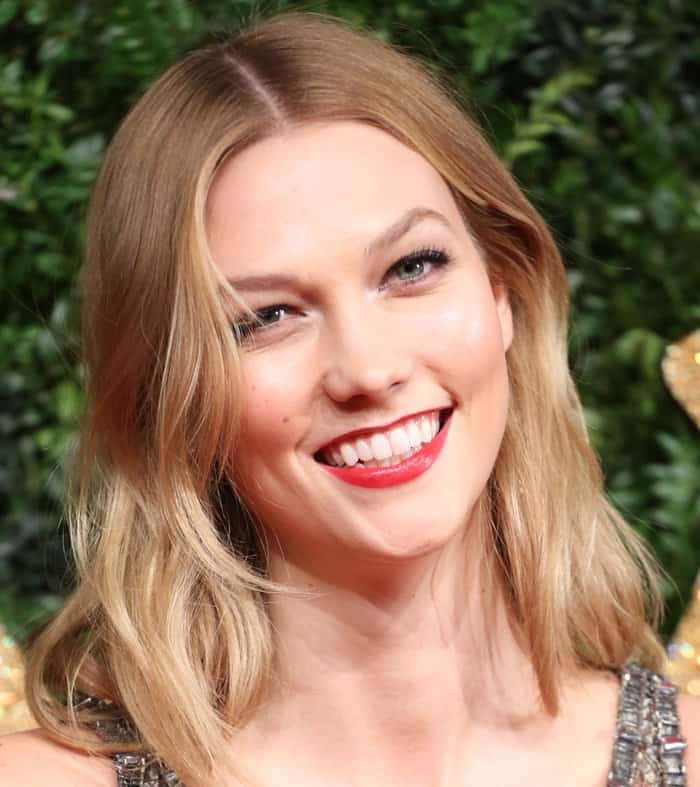 Karlie Kloss looked effortlessly chic with her soft waves and vibrant red lip at the 2015 British Fashion Awards