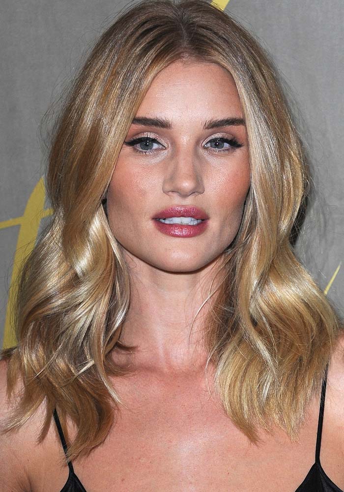 Rosie Huntington-Whiteley wears her blonde hair down in curls at the VIP premiere of the Burberry Film Festival