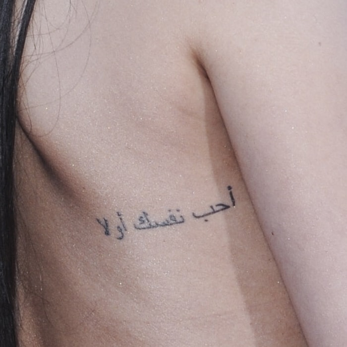 Selena Gomez has an Arabic phrase, “أحب نفسك أولا”, meaning "love yourself first" inked on the upper right side of her back