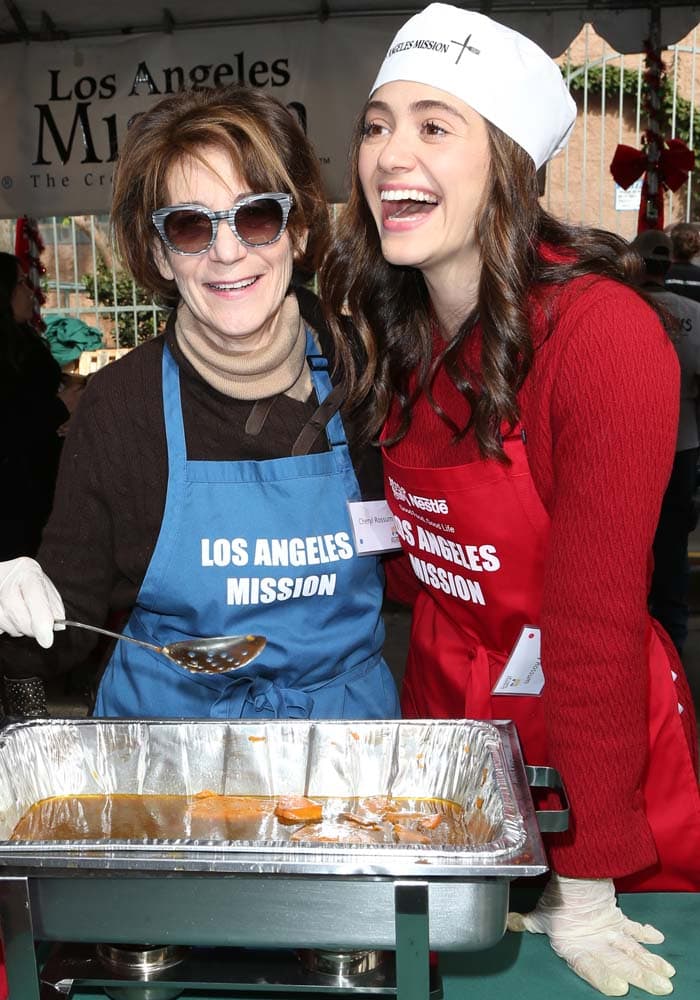 Mother-daughter duo Cheryl Rossum and Emmy Rossum volunteer together on Christmas Eve