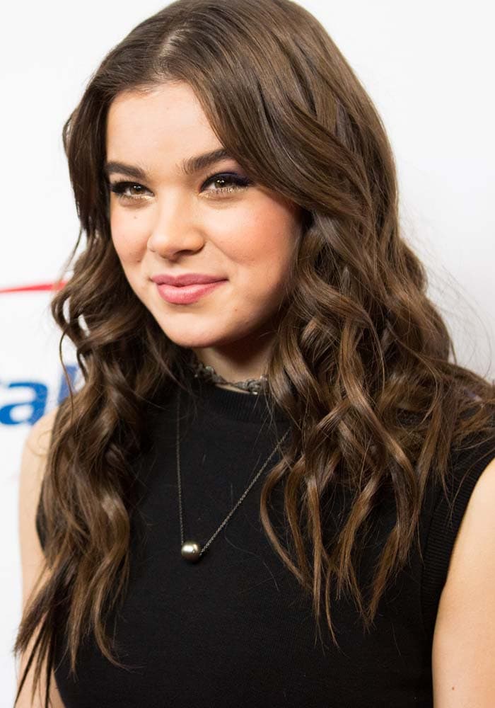 Hailee Steinfeld wears her wavy hair down at the 102.7 KIIS FM's Jingle Ball