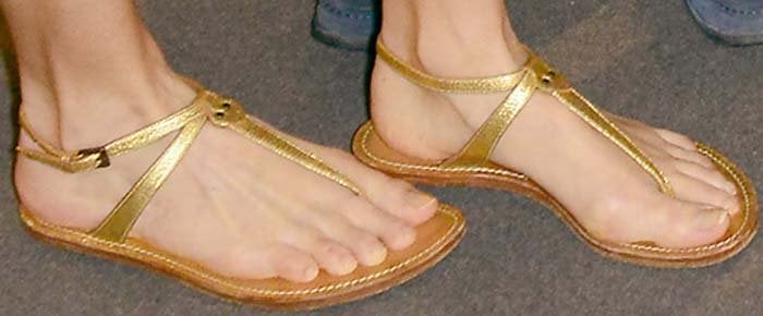 Hilary Swank's hot feet in gold thong sandals