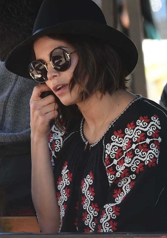 Jenna Dewan-Tatum covers her hair with a black fedora at the Studio City Farmers Market in Los Angeles