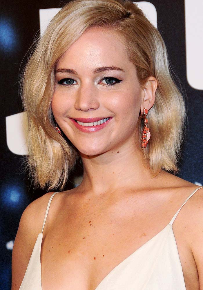 Jennifer Lawrence shows off her wavy blonde hair at the premiere of her latest film "Joy"